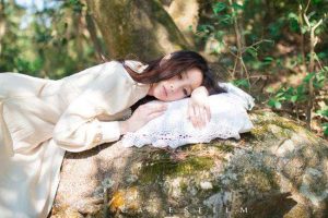 说实话,我是很爱拍懂自己摆 pose的女生,但更喜欢拍没..